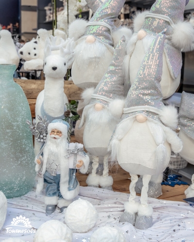 Décoration de Noël Snow Moon avec des gnomes et un Père Noël en blanc et bleu pastel.